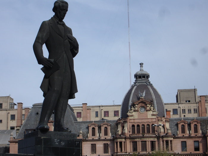 Estación de Constitucion Vista desde la Plaza