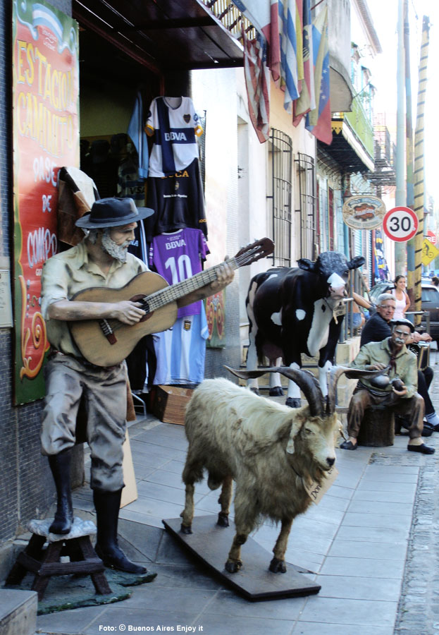Payador, cabra, vaca, paisano cebando mate y bandoneonista
