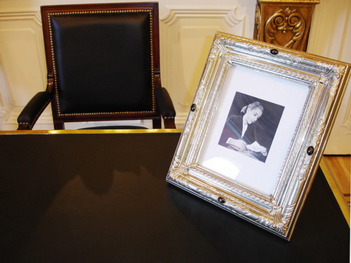 La Casa Rosada - Retrato de Evita sobre escritorio