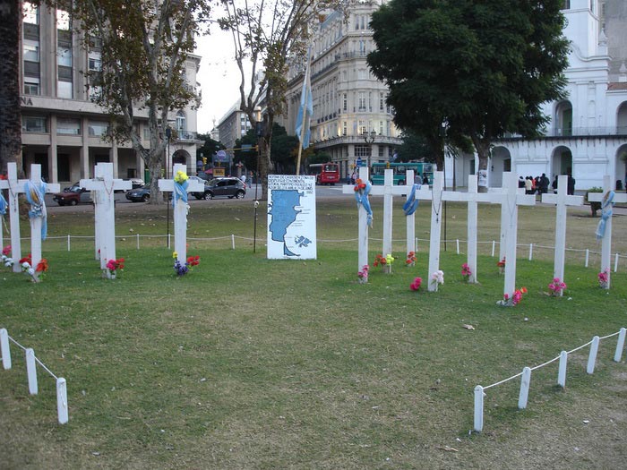 Cruces en Plaza de Mayo