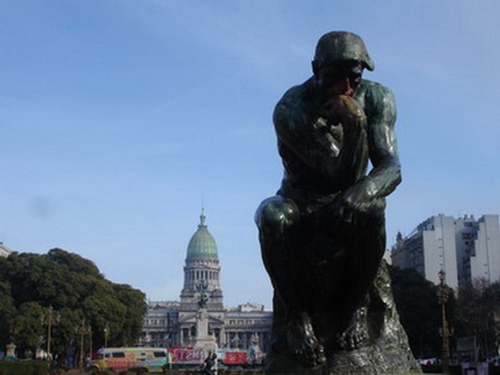 Estatua en la Plaza de los Dos Congresos