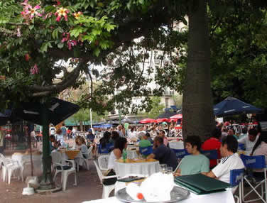 Turistas en la Plaza Dorrego