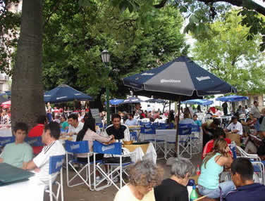 Turistas en la Plaza Dorrego