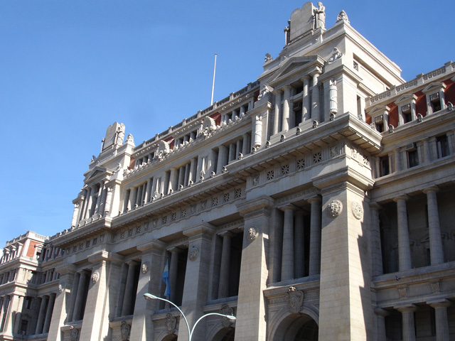 Edificio frente al Palacio de Justicia